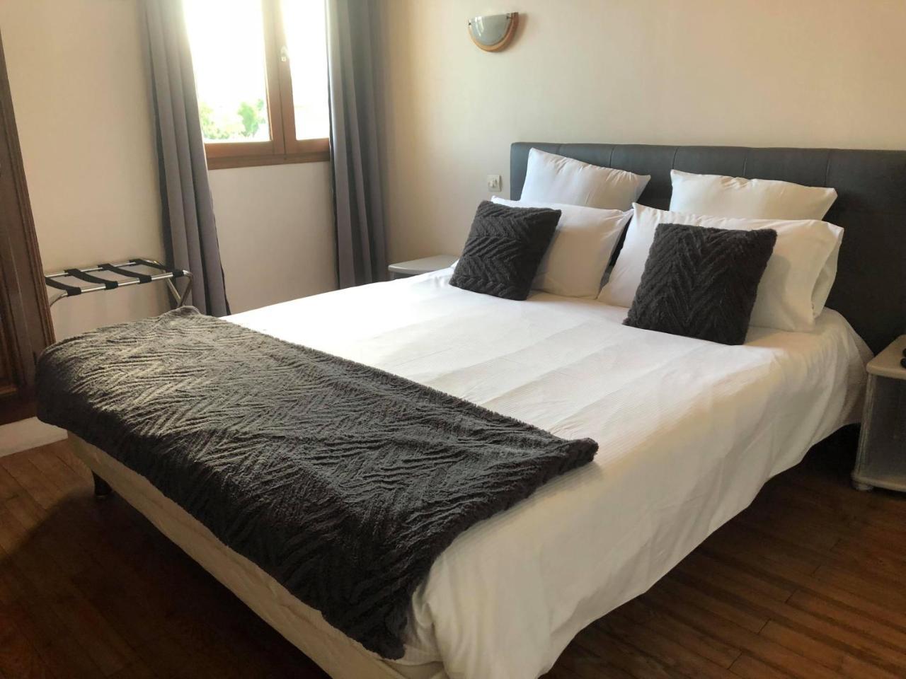 Logis Le Clos Deauville Gatien Hotel